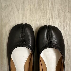Tabi ballet flats